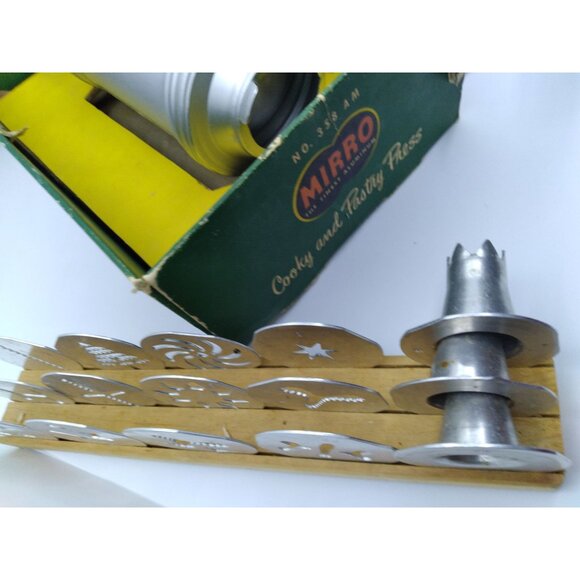 Vtg. Mirro Cookie And Pastry Press Aluminum in original box with 12 discs 3 tips - Picture 10 of 11